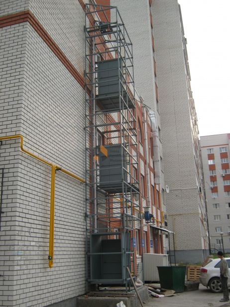 Шахтный подъемник снаружи здания Ульяновск