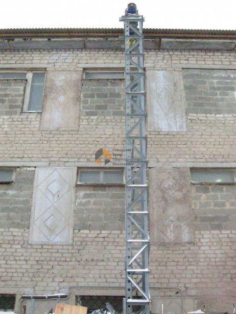 Мачтовый подъемник снаружи здания Саранск (Волга-Трейд)